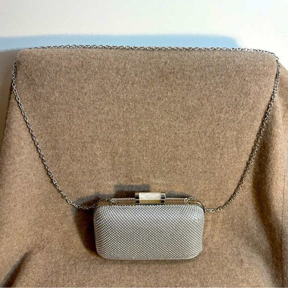 JESSICA MCCLINTOCK Elegant Silver Beaded Crossbody Clutch Bag with Chain Strap - Picture 2 of 8